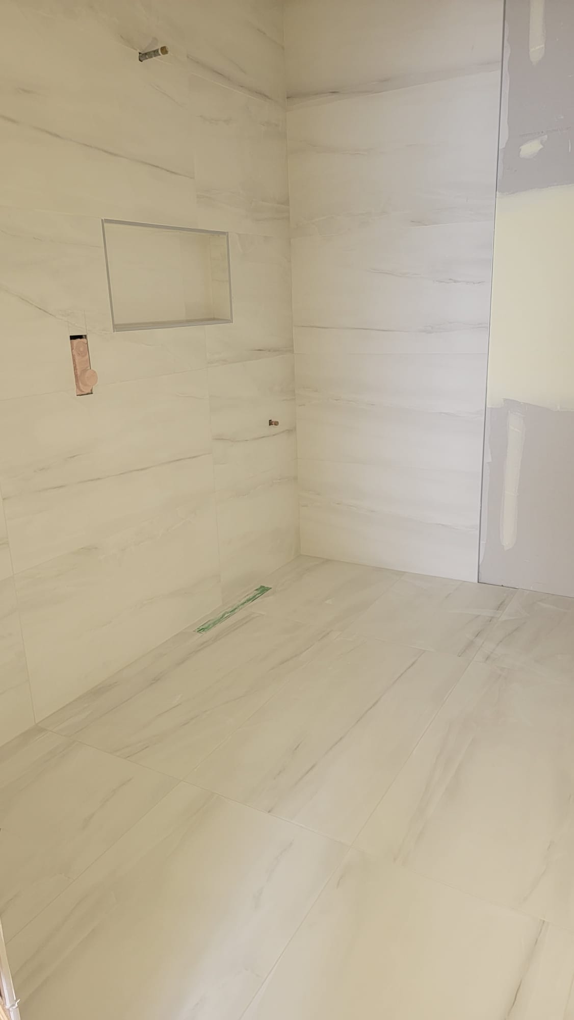 Large-format marble-look porcelain floor